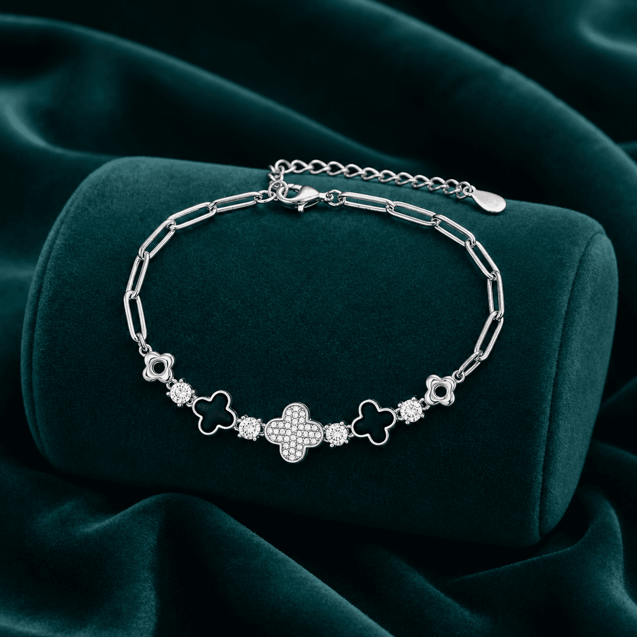 Clover Aurabloom Chain Bracelet alternate view