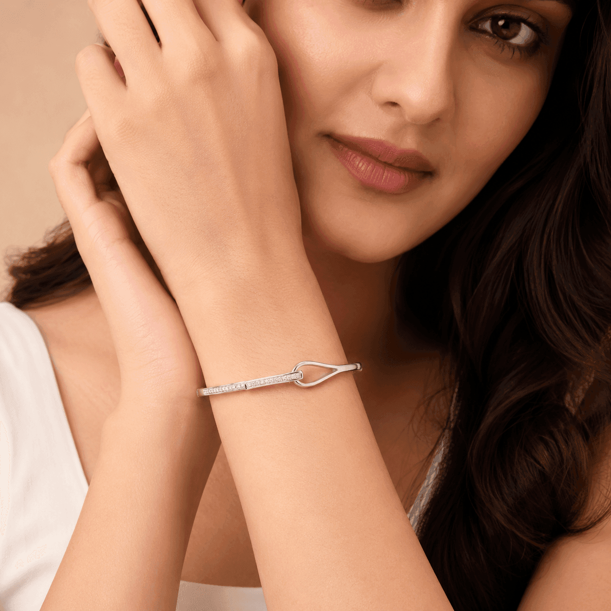 Vela Curve Bangle Bracelet